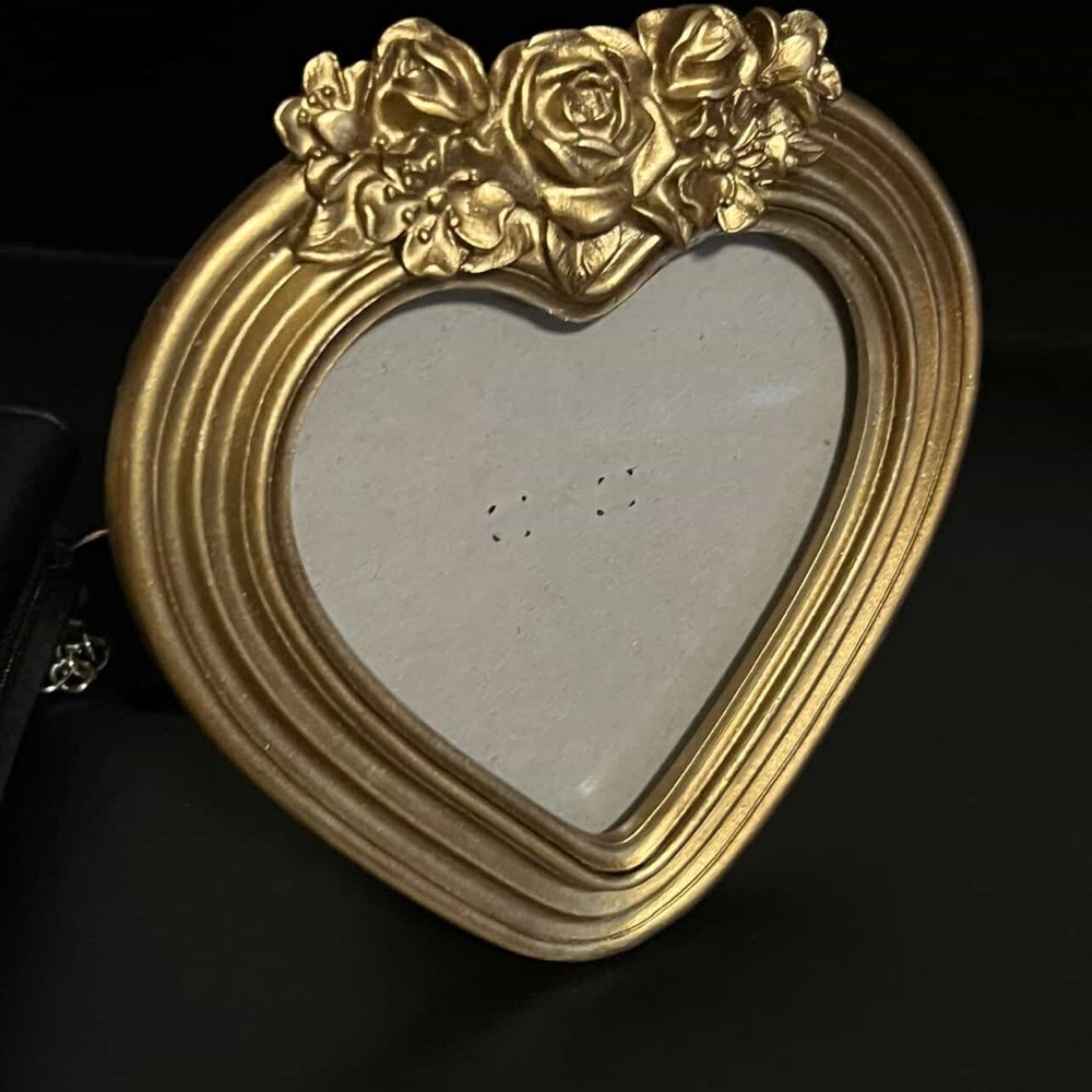 Gold Floral Heart Frame - Picture 1 of 2